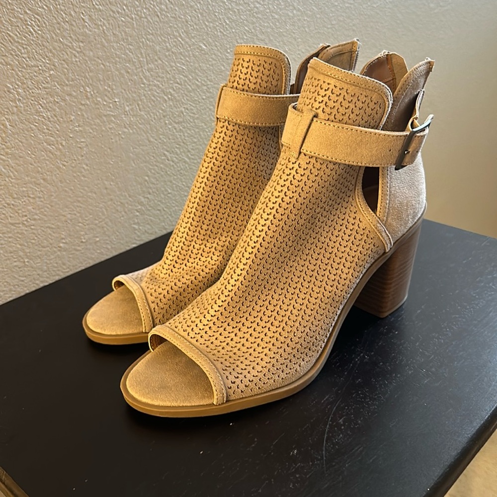 Taupe open-toed heels